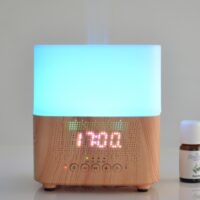 Alternative view of Tempo een diffuser voor etherische oliën, een klok, een wekker en een Bluetooth-luidspreker.